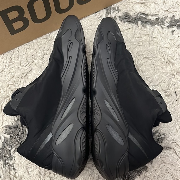 Yeezy 700 mnvn - Picture 7 of 9
